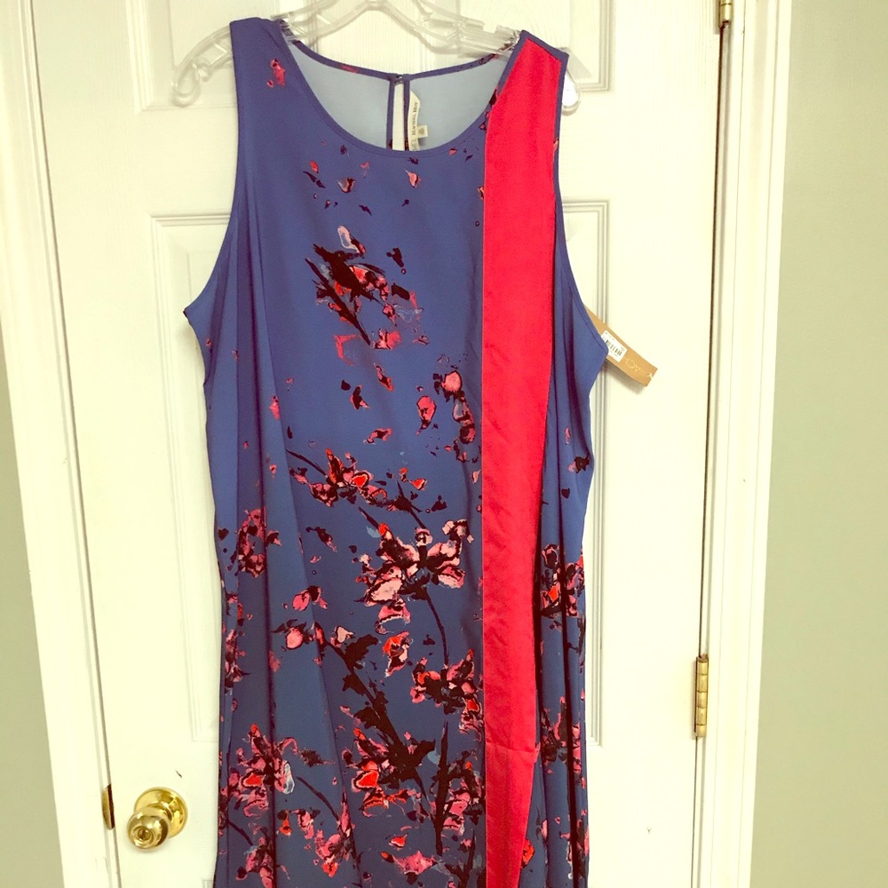 Sleeveless dress with front slit